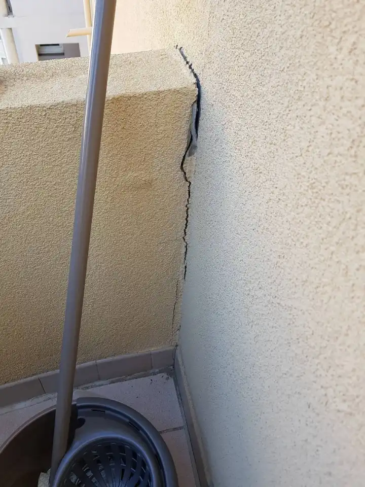 Conseils techniques en bâtiment portant sur des fissures situées sur un immeuble de Montpellier dans le Languedoc Roussillon