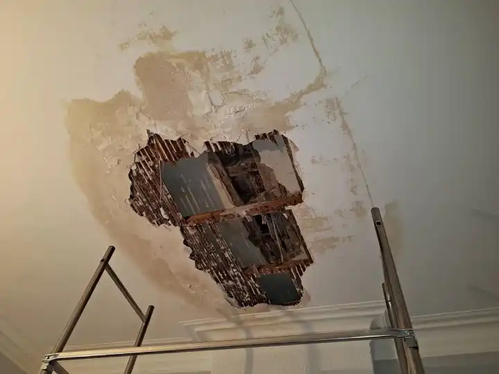 Avis et assistance techniques après l'effondrement d'un plafond dans un appartement à Sète dans le Languedoc Roussillon