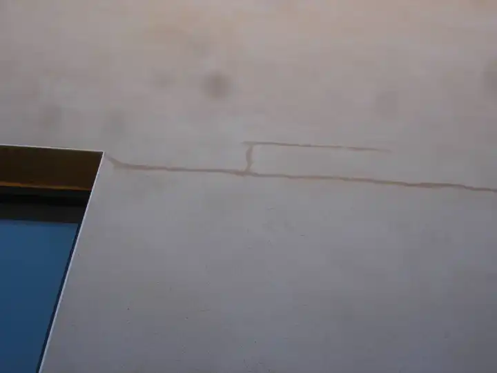 Conseil pour l'acquisition d'une villa avec des fissures sur les façades à Lodève en Occitanie