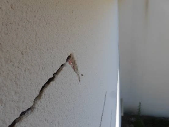 Expertise d'une villa de moins de 10 ans avec fissures sur les façades proche de Montpellier en Occitanie